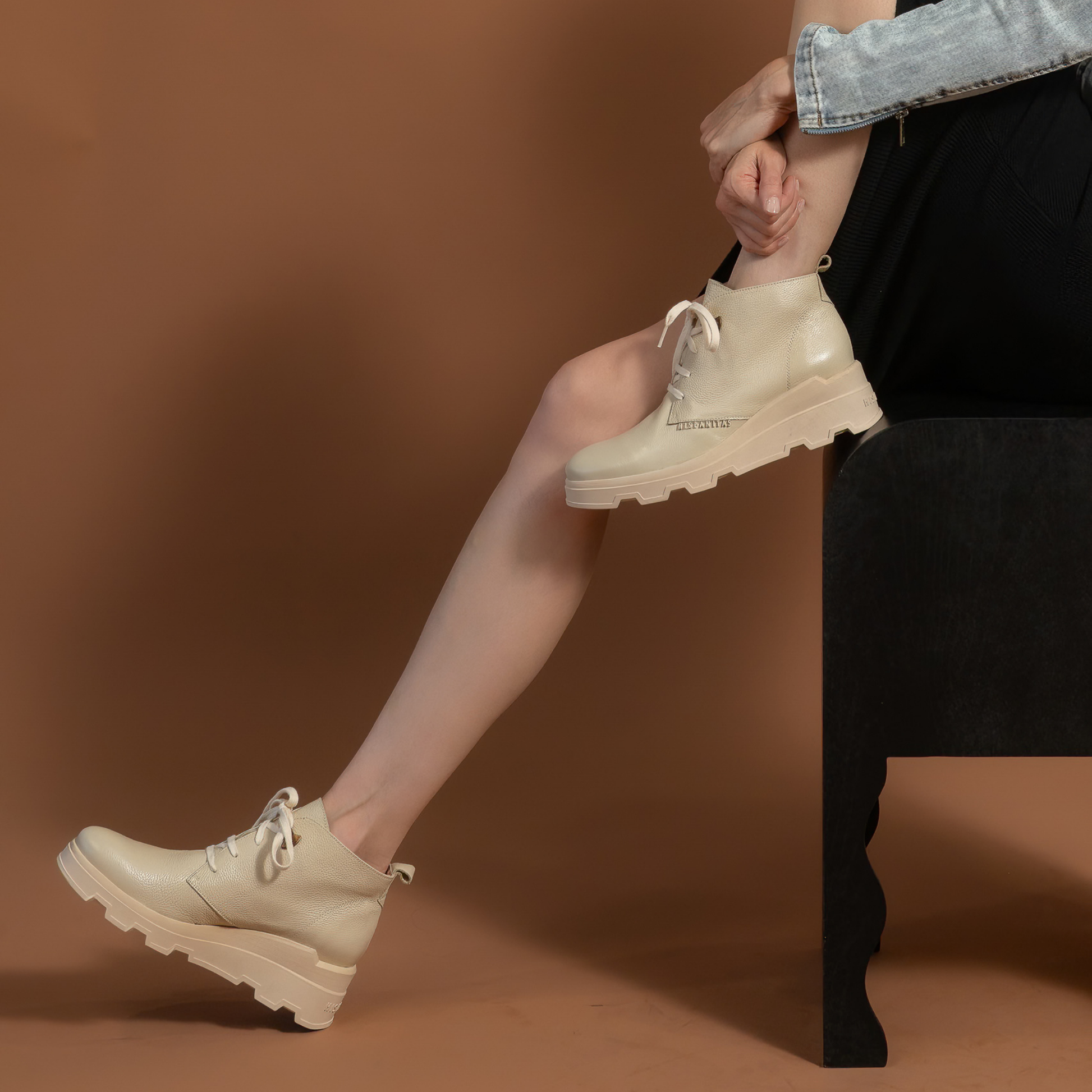 HI243715 Milk Leather Ankle Boots
