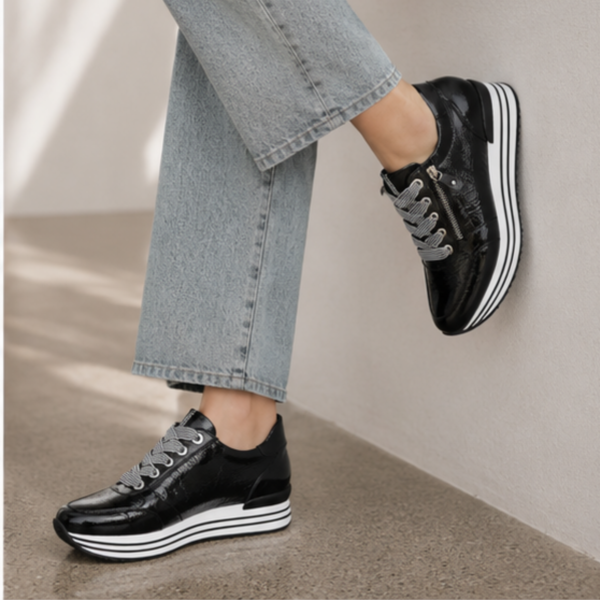 D1302 Schwarz Patent Leather Sneakers