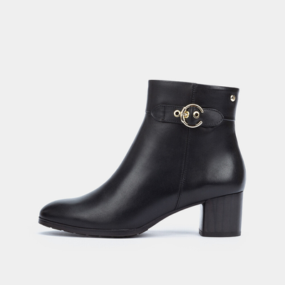 W1Z-8588 Black Leather Ankle Boots