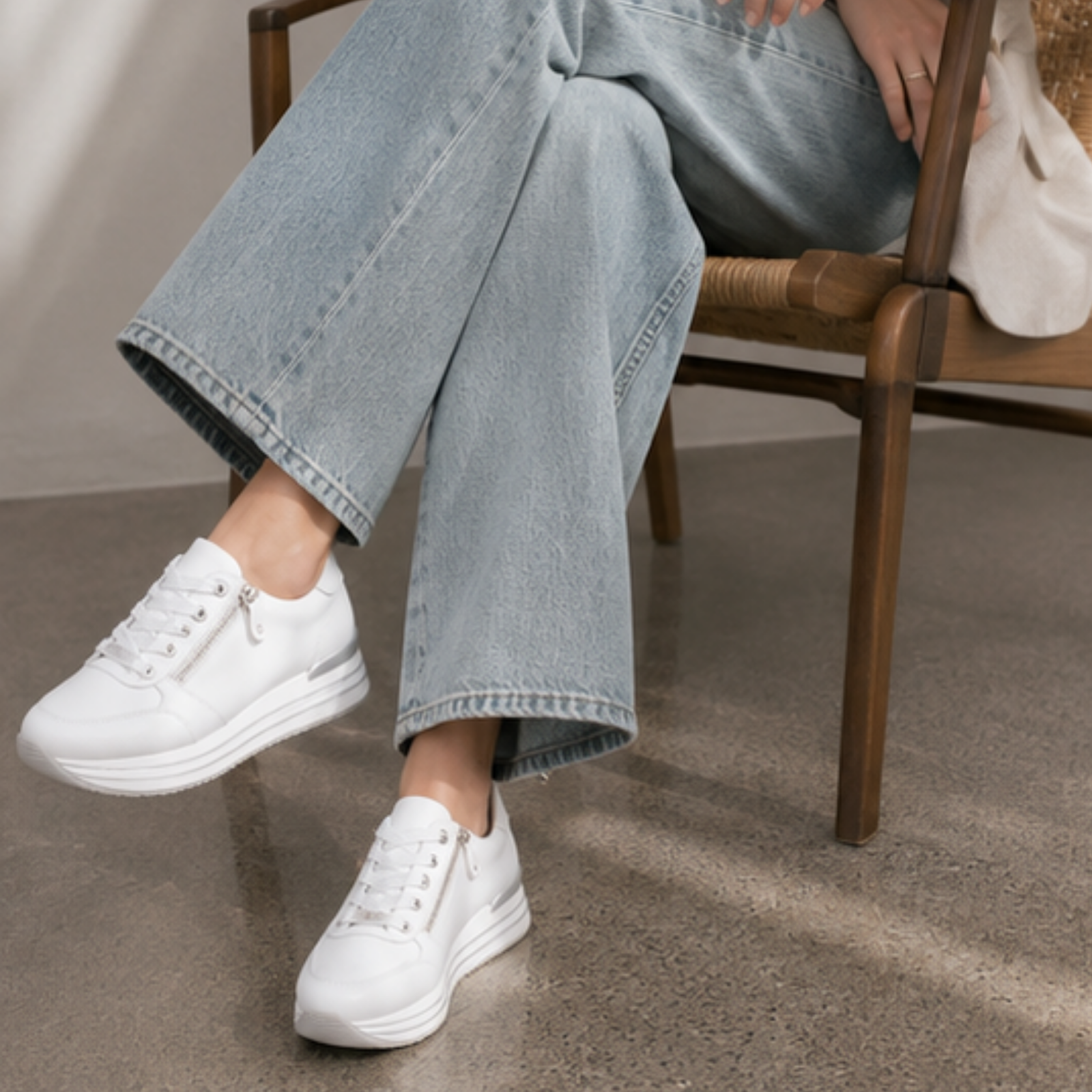 D1302 White Leather Sneakers
